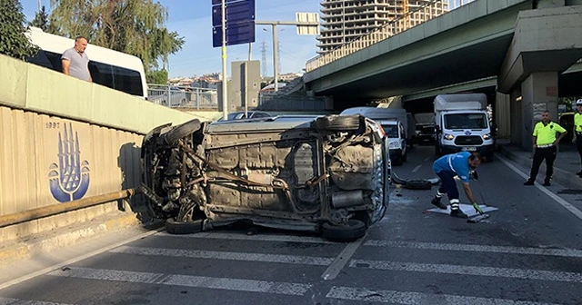 Avcılar&#039;da ıslak zeminde kontrolden çıkan araç takla attı