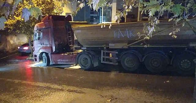 Beylikdüzü'nde bir hafriyat kamyonu kundaklandı