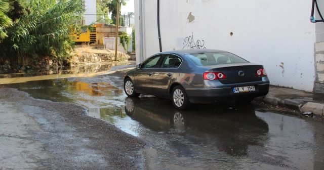 Bodrum&#039;da dere yatağı taştı, otomobil derede sürüklendi