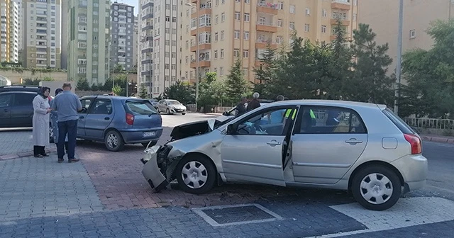 Çarpışan otomobiller kaldırıma çıktı