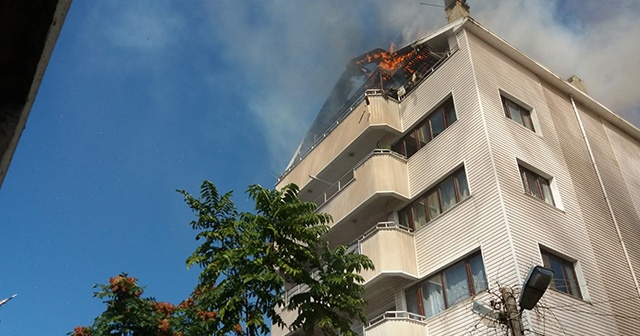 Çatı katında çıkan yangın mahalleliyi korkuttu