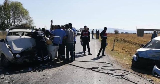 Çavdarhisar&#039;da trafik kazası:3 yaralı