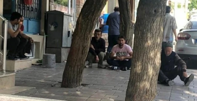 Çay keyfinden ödün vermeyen halk çareyi kaldırımda buldu