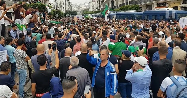 Cezayir&#039;de &#039;Buteflika rejimi temsilcileri&#039; protesto edildi