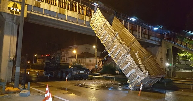 Damperi üst geçide takılan kamyon, takla attı, yaralananlar var