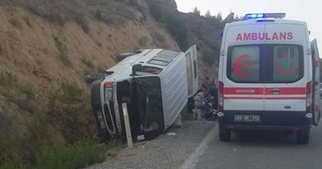 Denizli’de minibüs devrildi: 1’i bebek 9 kişi yaralandı