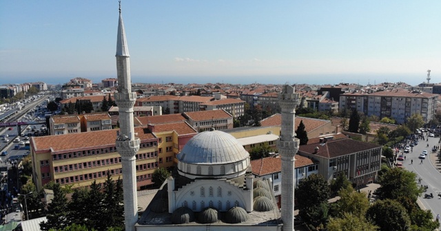 Depremde caminin minaresi yıkıldı