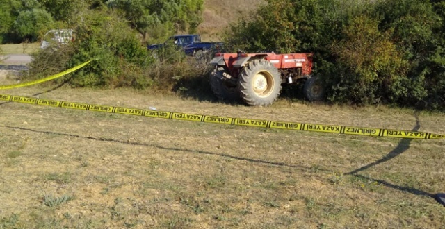 Devrilen traktörün altında kalan genç hayatını kaybetti