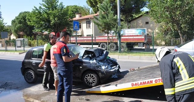 Direksiyonu kilitlenen otomobil park halindeki araca çarptı