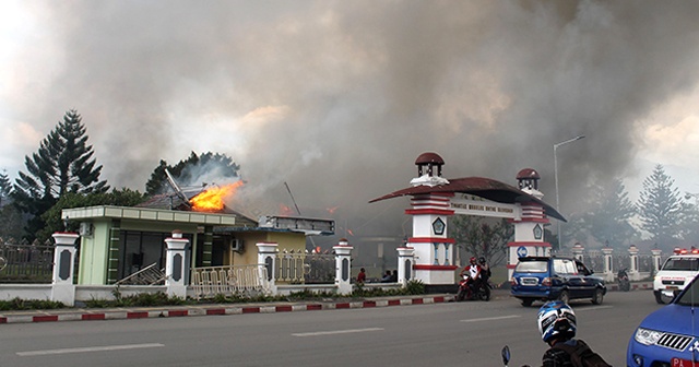 Endonezya&#039;da protestocular binaları ateşe verdi: 20 ölü