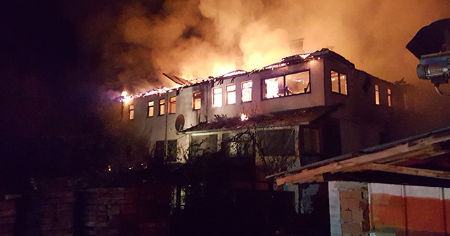 Eski belediye başkanının evi alev alev yandı