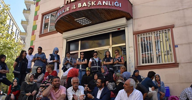 Evlatları için nöbet tutan Diyarbakır annelerine destek