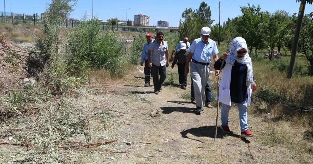 Evlerine gidebilmek için 1 km yürüyorlar