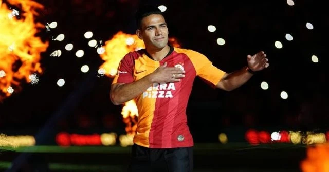 Falcao sahneye çıkıyor