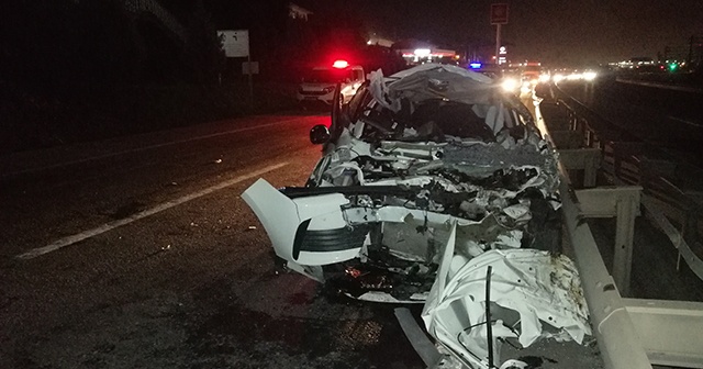 Feci kazada otomobildeki çift ağır yaralandı