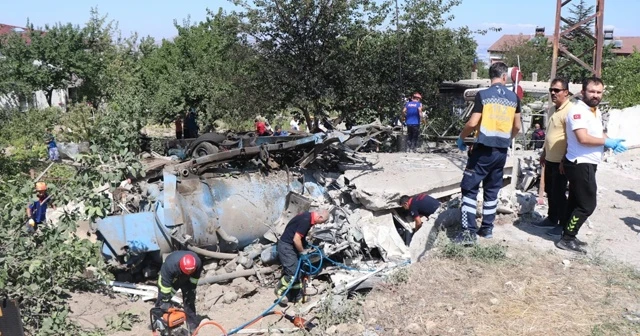 Kayseri'de kanal açma aracı evin üzerine devrildi