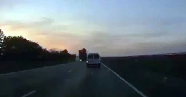 Freni patlayan tır iki aracı ezdi