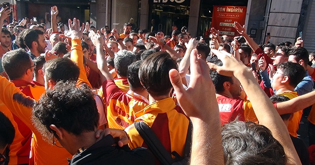 Galatasaray taraftarından polise tezahürat