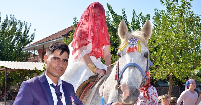 Gelin arabasına değil ata bindiler