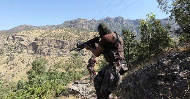 Hakkari&#039;de PKK&#039;lı terörist teslim oldu