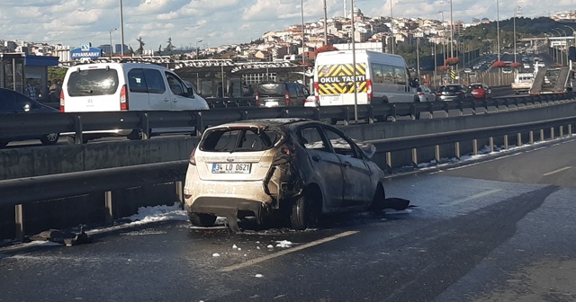 Haliç Köprüsü'nde otomobil alev alev yandı