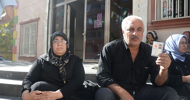 HDP önündeki eyleme PKK&#039;nın kaçırdığı polis ve askerlerin aileleri de katıldı