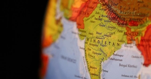 Hindistan'da asırlık bina çöktü: 5 ölü