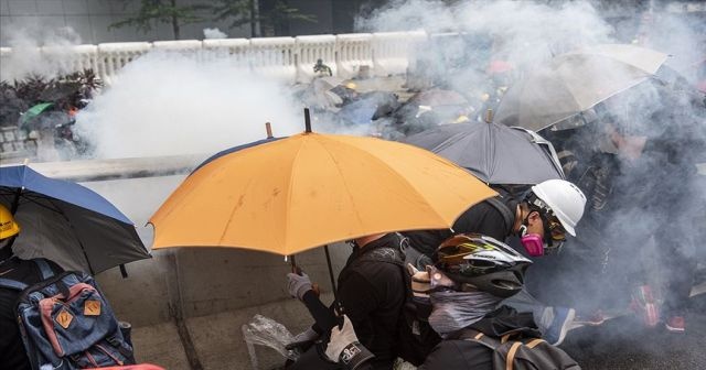 Hong Kong&#039;da karşıt görüşlü protestocular arasında arbede