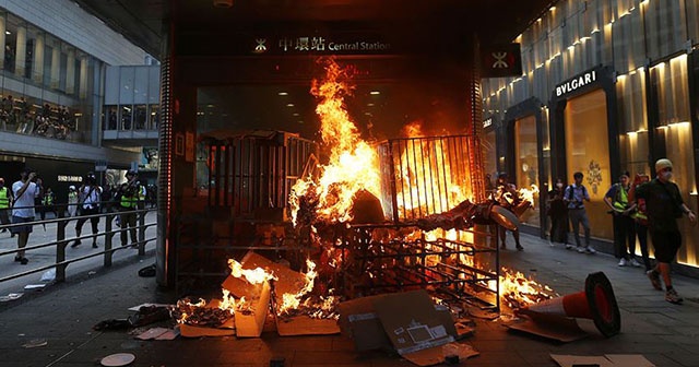 Hong Kong'da protestocular barikatları ateşe verdi