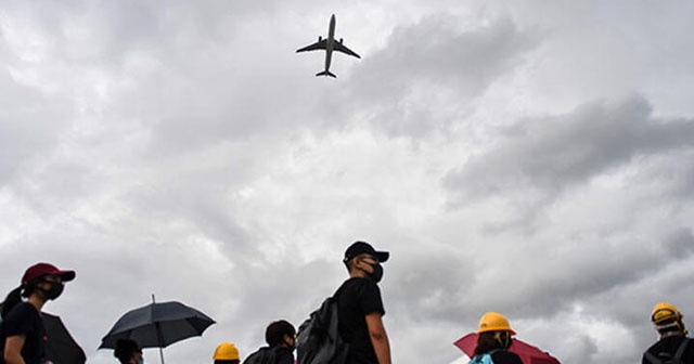 Hong Kong&#039;da protestocular havalimanı yakınındaki yolları kapattı