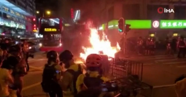 Hong Kong’da sokaklar alev alev