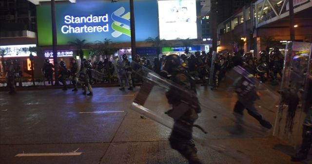 Hong Kong&#039;daki protestolarda göstericilere müdahale