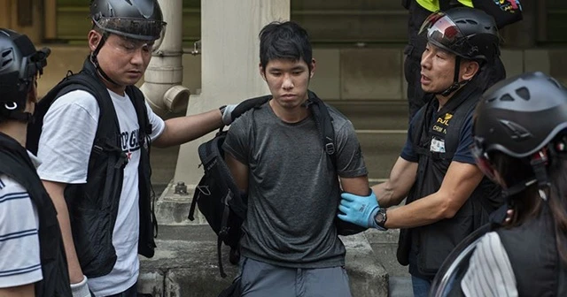 Hong Kong'daki protestolarda öğrencilere gözaltı