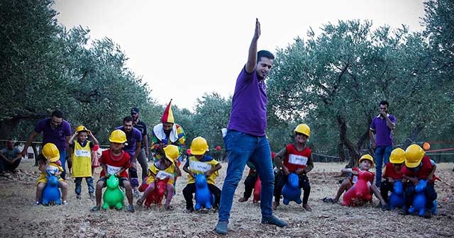 İdlib&#039;te savaş çocuklarının buruk eğlencesi