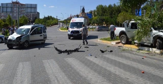 İki araç kavşakta çarpıştı! Ortalık savaş alanına döndü
