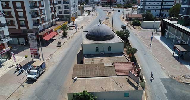 İki yol arasında kalan cami dikkati çekiyor