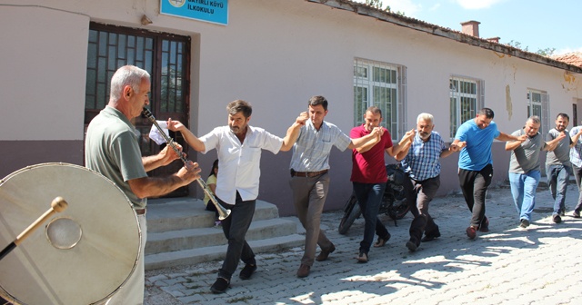 İnternete kavuşan köylüler kutlama yaptı