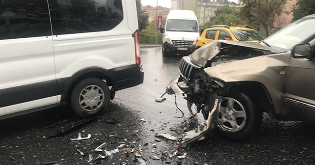 İstanbul&#039;da engelli öğrencileri taşıyan minibüse cip çarptı: 5 yaralı