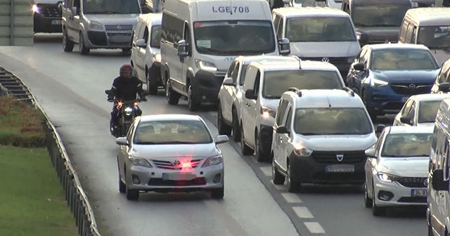 İstanbul'da trafik yoğunluğu arttı, çakarlı araçların yolculuğu başladı