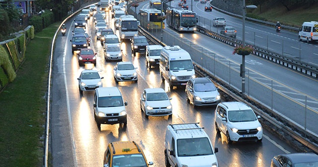 İstanbul’da yağmur trafiği felç etti