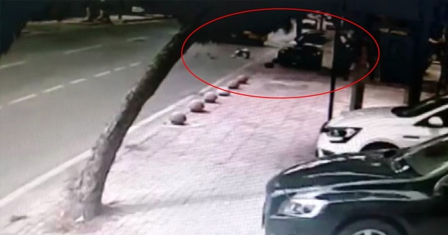 Kadıköy&#039;de otomobilin kaldırıma daldığı kaza kamerada