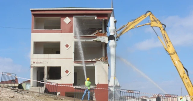 Kağıthane'de riskli binaların kontrollü yıkımı gerçekleşti