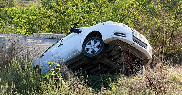 Kanala düşen otomobildeki aile, kazayı yara almadan atlattı