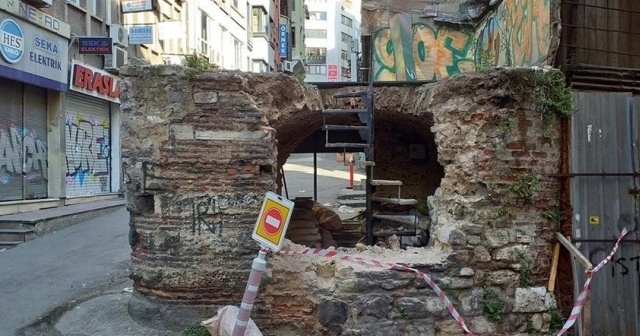 Karaköy&#039;de Mimar Sinan tarafından yapılan 450 yıllık tarihi çeşmeyi levyeyle yıktılar