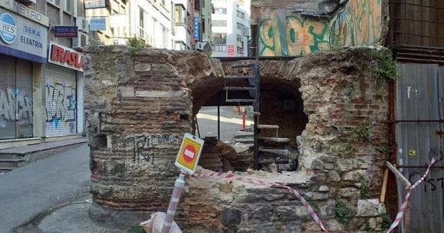 Karaköy&#039;de Mimar Sinan tarafından yapılan 450 yıllık tarihi çeşmeyi levyeyle yıktılar