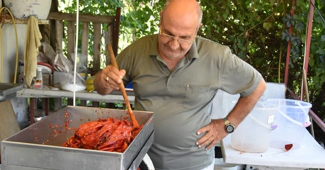 Kendi ürettiği makine ile salça fabrikalarına meydan okuyor