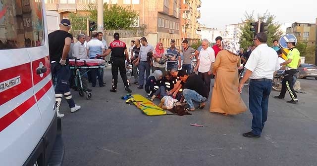 Kırmızı ışık ihlali yapan otomobil, motosikletlere çarptı: 4 yaralı