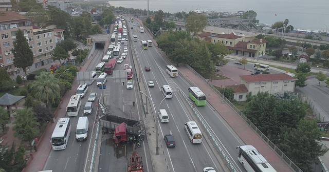 Kocaeli’de makaslayan tır D-100’ü trafiğe kapattı: 1 yaralı