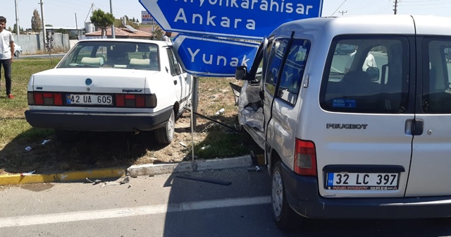 Konya’da otomobille hafif ticari araç çarpıştı: 7 yaralı