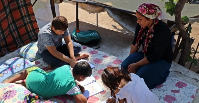 Korkudan evlerine giremeyen aile 45 gündür damda yatıyor